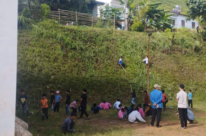  Lao động toàn trường giúp cảnh quan nhà trường thêm xanh – sạch – đẹp để chuẩn bị cho năm học mới năm học 2025-2026