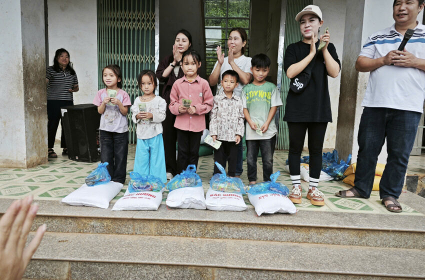 ĐOÀN THIỆN NGUYỆN TRAO QUÀ, HỖ TRỢ HỌC SINH VÙNG CAO VƯỢT KHÓ ĐẾN TRƯỜNG